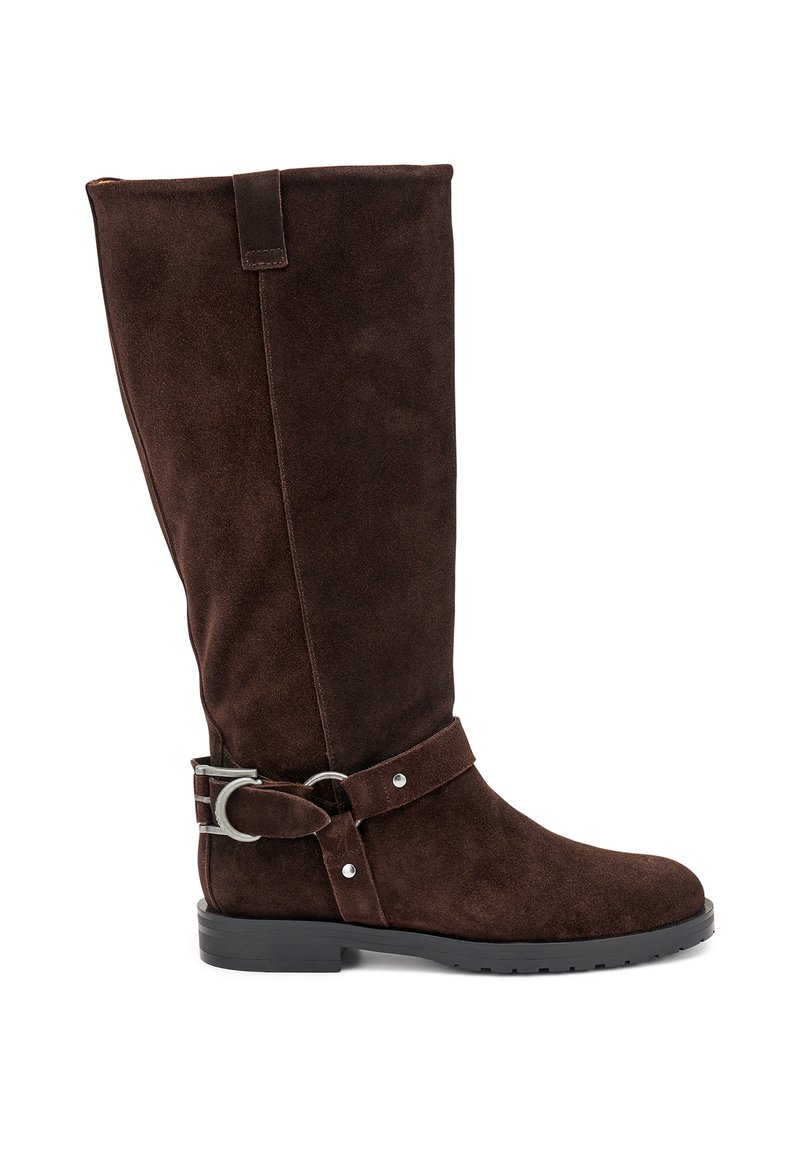 Bota de ante marrón hasta la rodilla con suela plana, detalle de correa con hebilla y costuras mínimas. Presenta un acabado suave y texturizado.