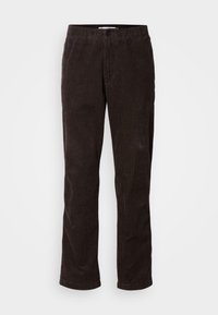 Pantaloni di velluto a coste marroni con righe verticali, taglio dritto, chiusura con bottone in vita e una texture liscia.