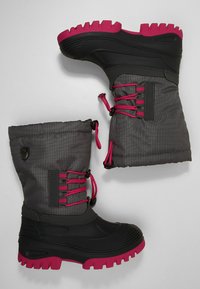 Bottes waterproof noires et grises avec une finition texturée, accents roses et semelles contrastantes. Présentent des lacets ajustables et une tige rembourrée.