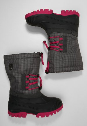 Stivali impermeabili neri e grigi con finitura testurizzata, dettagli rosa e suole a contrasto. Presentano lacci regolabili e un gambale imbottito.