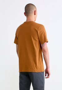 Jordan JUMPMAN CREW - Basic póló - desert bronze/white