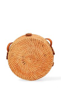 Borsa rotonda in paglia intrecciata color beige chiaro con una finitura testurizzata, dotata di una tracolla in pelle e di una chiusura a bottone circolare sulla parte superiore.