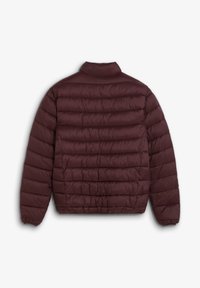 Chaqueta de plumón burdeos con diseño acolchado, cuello alto y puños elásticos. Material ligero con una textura suave. Vista trasera mostrada.