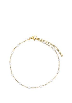 Zarter Goldkettchen-Armband mit gleichmäßig verteilten kleinen weißen Perlen und einem Karabinerverschluss mit verstellbaren Gliedern auf weißem Hintergrund.