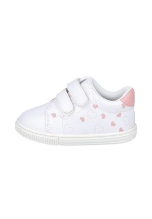 Zapatilla deportiva blanca para niños con patrón de corazones rosas, lengüeta del talón rosa y dos tiras blancas de velcro sobre un fondo blanco.