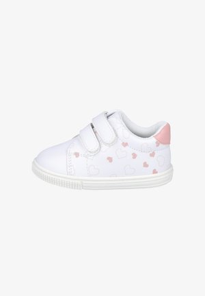 Zapatilla deportiva blanca para niños con patrón de corazones rosas, lengüeta del talón rosa y dos tiras blancas de velcro sobre un fondo blanco.
