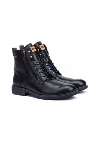 Bottines en cuir noir avec une finition lisse, dotées de lacets bleus, d'une fermeture éclair, d'accents marron et d'une semelle texturée.