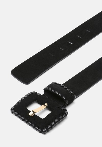Curea din suede negru cu un detaliu împletit la cataramă, având o limbă din metal auriu și mai multe găuri de dimensiuni pe curea.