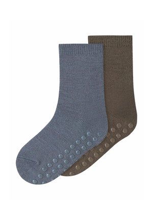 Deux paires de chaussettes en coton : une bleue, une marron. Les deux présentent une bande côtelée au niveau du haut et des points en caoutchouc sous la semelle pour l'adhérence.