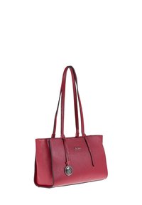 Rode leren tote bag met een gestructureerde afwerking, dubbele handvatten en zilverkleurige hardwareaccenten. Kenmerkt zich door een logo aan de voorkant.