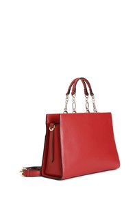 Borsa a mano in pelle rossa con forma rettangolare, doppio manico superiore e tracolla rimovibile. Presenta dettagli in metallo argentato e cuciture a contrasto.