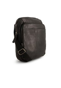Černá kožená crossbody taška obdélníkového tvaru, s jedním zipovým oddílem a nastavitelným popruhem se kovovou sponou.