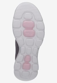 Skoens sula har en texturerad vit gummibas med en rosa dämpningskomponent. Designen inkluderar indragna mönster för grepp och stabilitet.