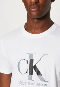 Calvin Klein Jeans DISRUPTED MONOLOGO  - Camiseta estampada - bright white
