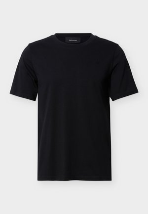 Zwart T-shirt met korte mouwen en ronde hals, met een subtiel ingebosseleerd logo op de linkerborst, gemaakt van gladde stof, weergegeven tegen een witte achtergrond.