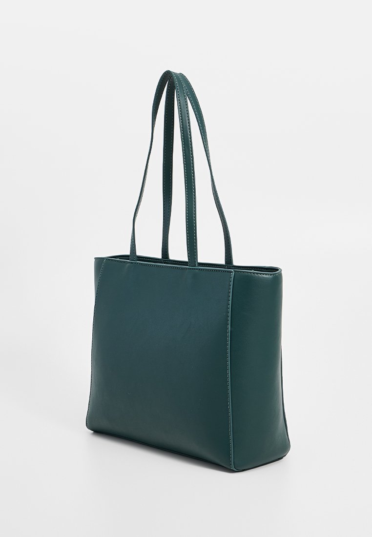 Dunkelgrüne Ledertasche mit zwei Schultergurten, rechteckiger Form und glatter Textur. Mit dezenten Nähten entlang der Kanten.