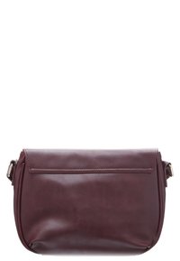 Borsa a tracolla in pelle bordeaux con patta a ribalta, texture liscia e tracolla regolabile. Presenta un sottile dettaglio di cucitura sul davanti.