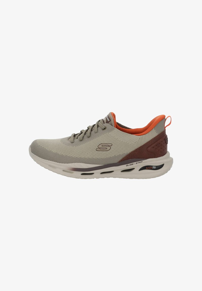 Zapatilla deportiva de color gris claro y marrón con forro naranja, diseño con cordones, parte superior de malla transpirable y suela acolchada con la etiqueta "Glide-Step Arch Fit".