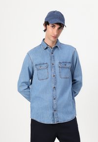 Tommy Jeans REGULAR SHIRT - Hemd - denim medium