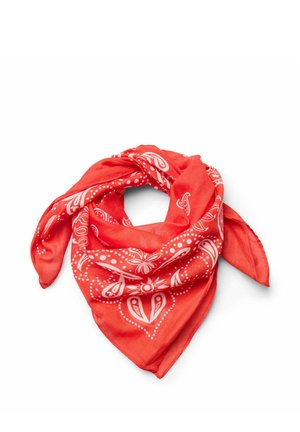 Rødt bandana med hvide paisley- og blomsterprint, foldet og løst bundet på en hvid baggrund.