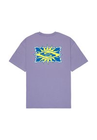 Μπλουζάκι λεβάντας με κοντά μανίκια, στο κέντρο της πλάτης έχει ένα γραφικό με ήλιο σε μπλε και κίτρινο χρώμα.