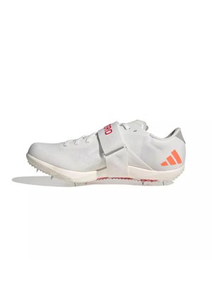 Witte en lichtgrijze baanspikeschoen met rood Adidas-logo, veters en een klittenbandsluiting over de middenvoet, gezien van linkerkant.