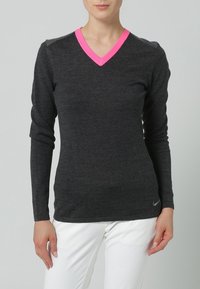 Långärmad, mörkgrå stickad topp med en rosa V-ringning. Inkluderar en subtil Nike-logotyp på den nedre sidan. Slät textur.