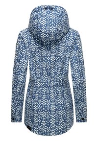 Modra jakna s šablonami in kapuco na vrvico, ki ima bele abstraktne vzorce. Tkanina se zdi gladka, z oprijetim pasom za obliko.