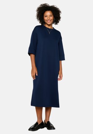Robe midi bleu marine en tissu stretch doux avec des manches courtes et une coupe décontractée, dotée d'un col rond et sans motifs visibles.