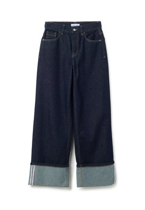 Jeans in denim blu scuro a gamba larga con orli ripiegati che rivelano un denim più chiaro e cuciture visibili, dotati di tasche frontali e passanti per cintura.