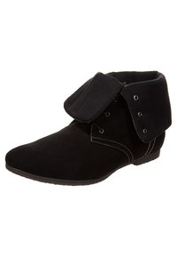 Botte de cheville en daim noir avec revers replié, devant à lacets, œillets en métal et talon bas, présentée sur un fond blanc.