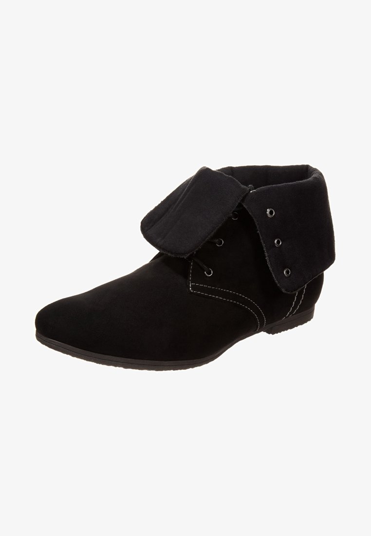 Botte de cheville en daim noir avec revers replié, devant à lacets, œillets en métal et talon bas, présentée sur un fond blanc.