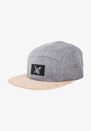 Casquette en tissu gris avec un bord beige, ornée d'un patch carré noir avec un design blanc. Comprend des œillets de ventilation en métal sur les côtés.