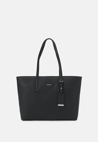 Czarna torba typu tote z syntetycznego materiału, o płaskim kroju, z dwoma paskami na ramię, metką i minimalistycznym logo na przodzie.