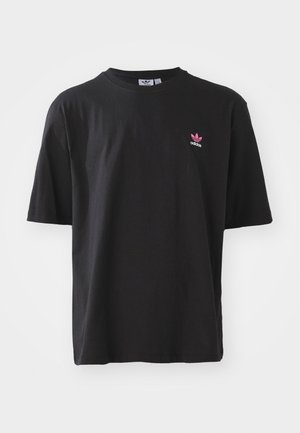 Czarny krótki rękaw T-shirt Adidas z małym różowym logo Trefoil i napisem "adidas" na lewej piersi, prezentowany na białym tle.