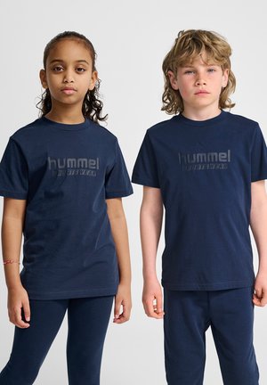 Dunkelblaue Baumwoll-T-Shirts mit kurzen Ärmeln und einem passenden Logo. Der Stoff wirkt glatt und weich und wird mit passenden dunkelblauen Leggings kombiniert.