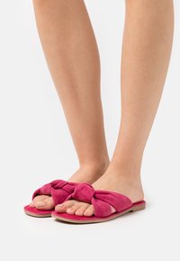 Tamaris Mules - fuxia