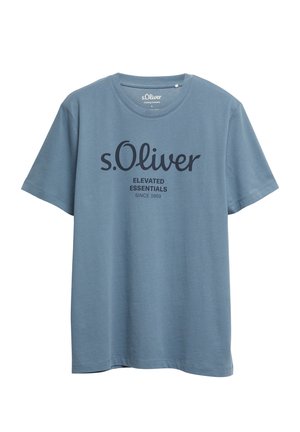Niebieska koszulka z krótkim rękawem i okrągłym dekoltem, z napisem „s.Oliver Elevated Essentials Since 1969” nadrukowanym z przodu.