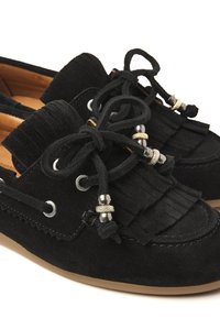 Schwarze Wildlederschuhe mit Fransenverzierung, runder Schuhspitze und dekorativen Schnürsenkeln mit metallischen Perlen. Flache Sohle und gestickte Akzente.