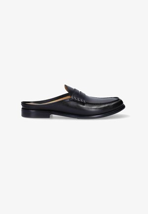 Mocassino slip-on in pelle nera con punta arrotondata, tacco basso e dettaglio decorativo a fascetta, mostrato di lato su sfondo bianco.