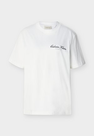 Λευκό κοντομάνικο T-shirt με στρογγυλή λαιμόκοψη και το «Calvin Klein Established 1968» τυπωμένο με μαύρα γράμματα στο αριστερό μέρος του στήθους.