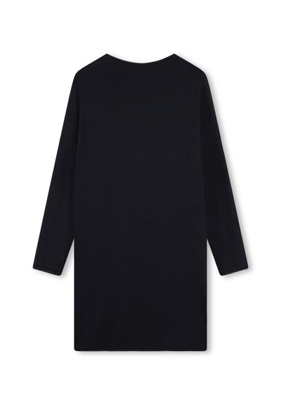 Robe noire en maille avec des manches longues, texture côtelée, coupe droite et encolure ronde. Pas de motifs visibles ni de détails matériels.