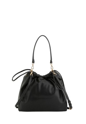 Bolso tipo cubo de cuero negro con parte superior fruncida, herrajes dorados y correas ajustables para el hombro y la mano sobre un fondo blanco.