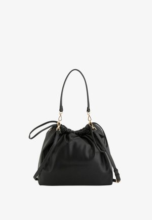 Sac seau en cuir noir avec haut froncé, ferrures dorées, et bandoulière et poignées réglables sur fond blanc.