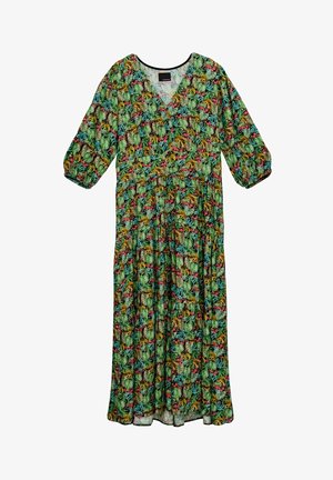 Longue robe verte avec imprimé tropical de feuilles et fleurs, manches trois-quarts bouffantes, col en V et taille froncée.