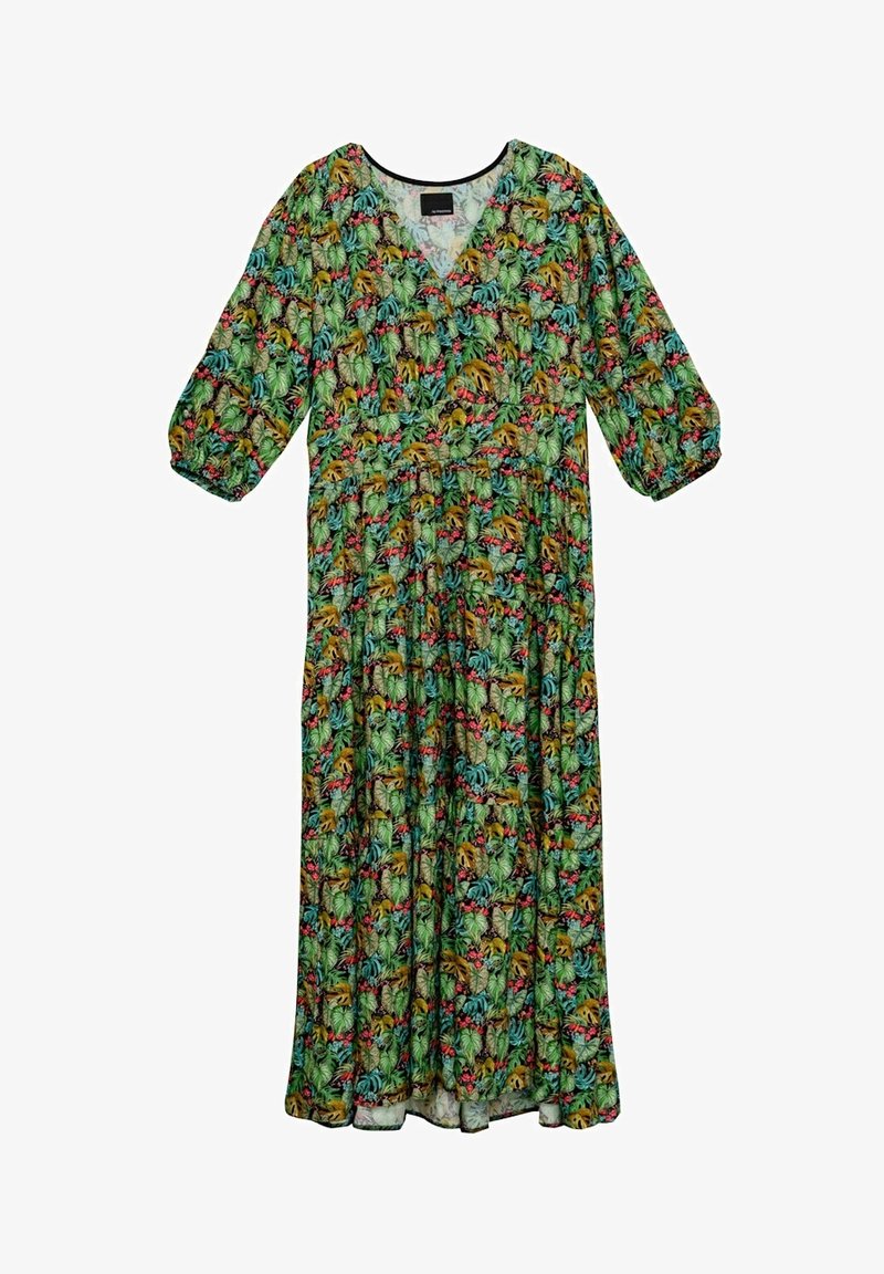 Longue robe verte avec imprimé tropical de feuilles et fleurs, manches trois-quarts bouffantes, col en V et taille froncée.