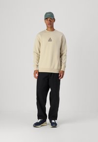 HUF TRIPLE TRIANGLE CREWNECK UNISEX - Sportska majica - stone