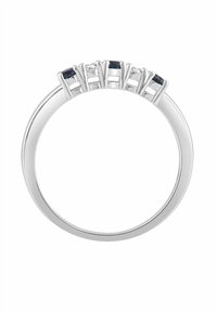 Srebrny pierścionek z trzema prostokątnymi, ciemnoniebieskimi kamieniami oraz centralnym okrągłym przezroczystym kamieniem, osadzony na prostym pierścieniu z gładkim wykończeniem.