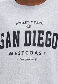 ONLY Petite ONLSWEAT LIFE CREW STATE - Sweatshirt - light grey melange