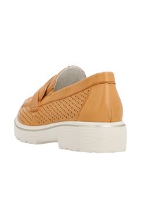 Scarpe slip-on in pelle color cuoio con design perforato, suola in gomma bianca e dettagli testurizzati sul tallone e sui pannelli laterali.